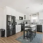 Charming Hollywood Bungalow With Private Parking