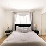 Charming Hollywood Bungalow With Private Parking