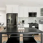 Charming Hollywood Bungalow With Private Parking