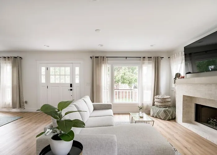 Charming Hollywood Bungalow With Private Parking
